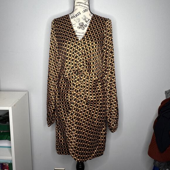 Mink Pink LARGE Gold Patterned Front Bunch Snap V Neck Valentina Mini Dress - Picture 15 of 15